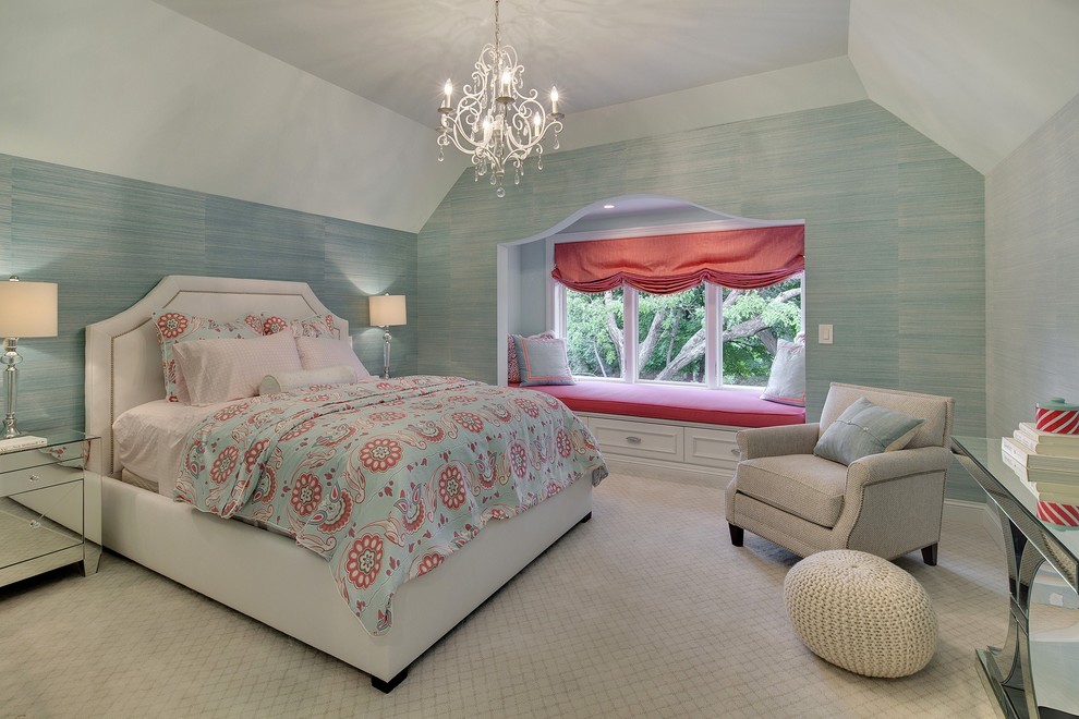 Klassisches Schlafzimmer ohne Kamin mit blauer Wandfarbe und Teppichboden in Minneapolis