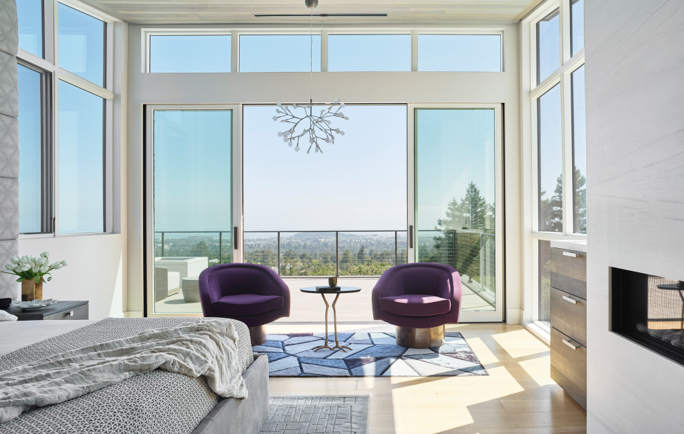 Modernes Hauptschlafzimmer mit weißer Wandfarbe, hellem Holzboden, Gaskamin, Kaminumrandung aus Stein, Holzdecke und beigem Boden in San Francisco