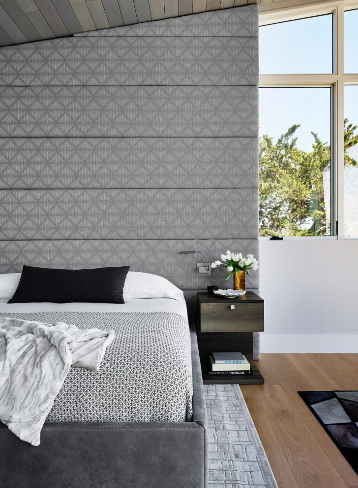 Modernes Hauptschlafzimmer mit weißer Wandfarbe, Holzdecke, gewölbter Decke, braunem Holzboden und braunem Boden in San Francisco