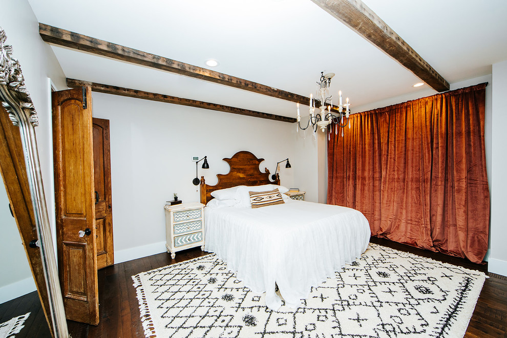 Immagine di una camera matrimoniale country con pavimento in bambù