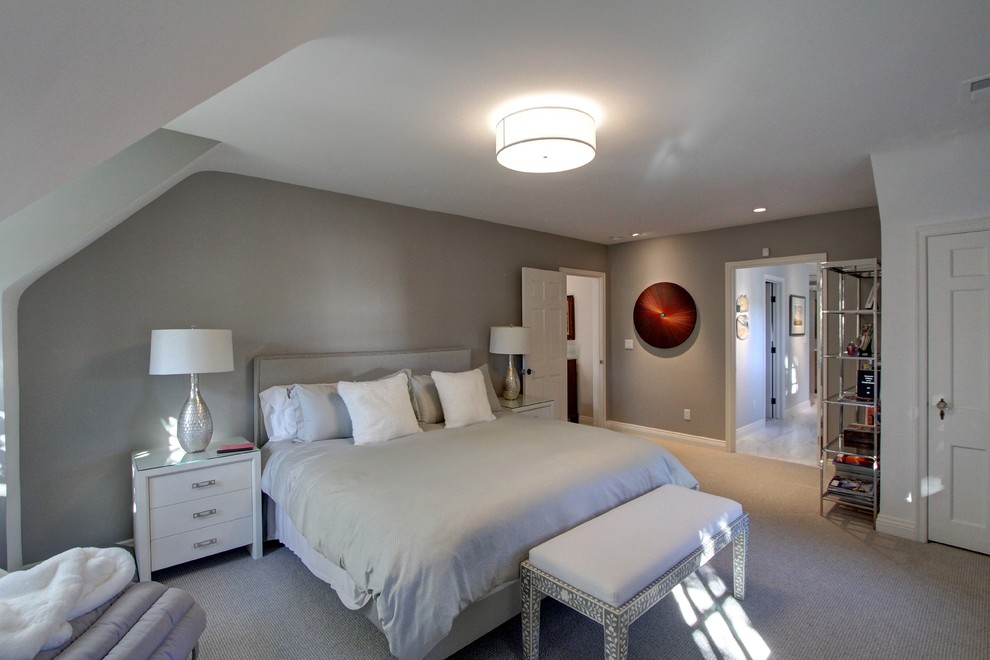 Foto de dormitorio principal tradicional renovado de tamaño medio sin chimenea con paredes grises, moqueta y suelo gris