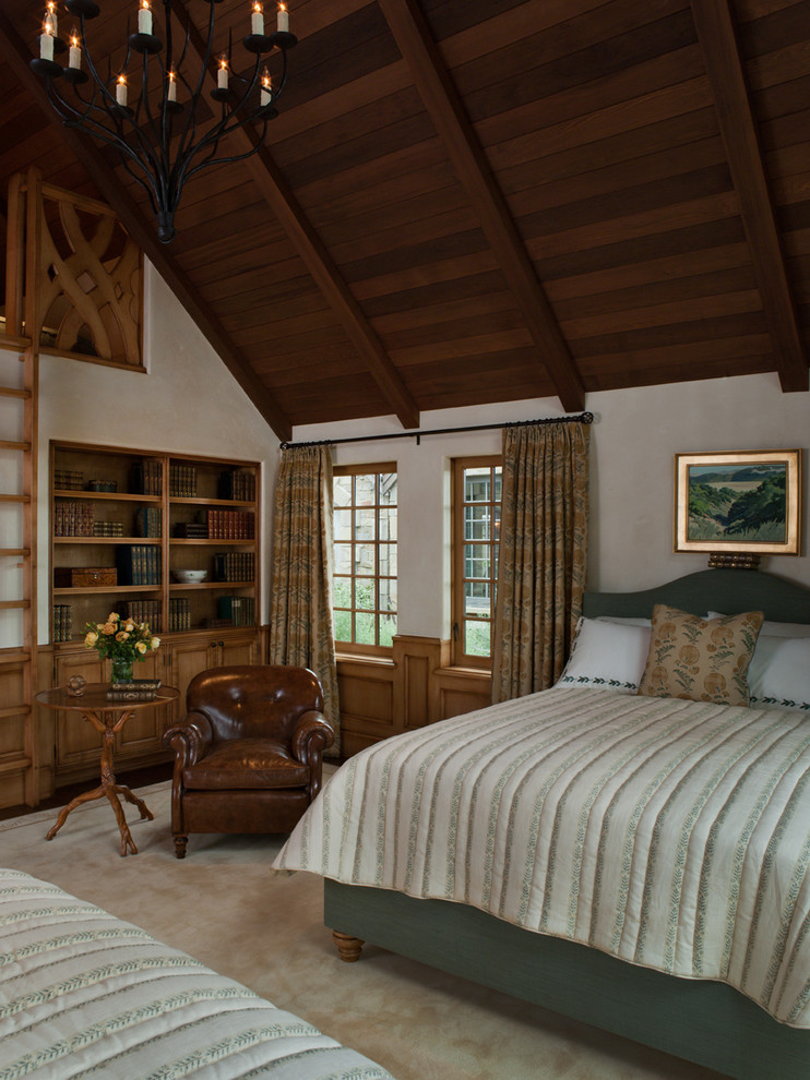 Свежая идея для дизайна: хозяйская спальня среднего размера в классическом стиле с ковровым покрытием и бежевыми стенами без камина - отличное фото интерьера