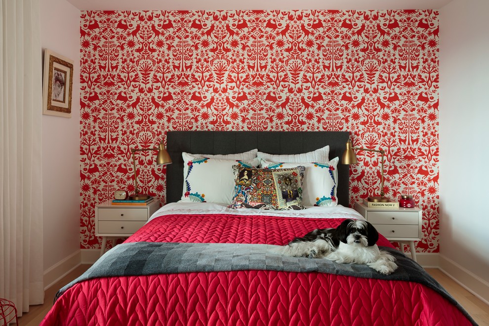 ロサンゼルスにある中くらいなコンテンポラリースタイルのおしゃれな寝室 (赤い壁、淡色無垢フローリング) のインテリア