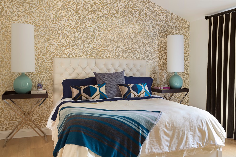 Пример оригинального дизайна: большая хозяйская спальня в стиле ретро с разноцветными стенами, светлым паркетным полом и акцентной стеной