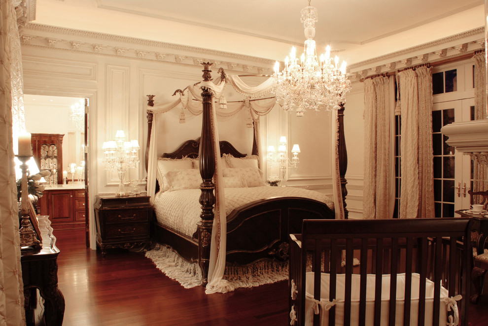 Foto på ett vintage sovrum, med vita väggar och mörkt trägolv