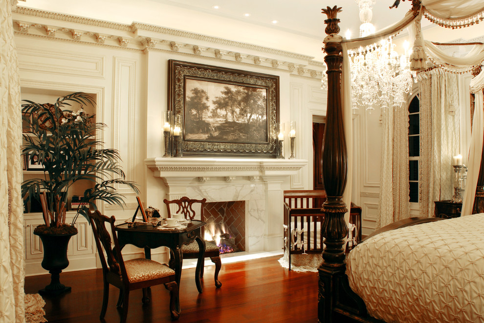 Klassisches Hauptschlafzimmer mit weißer Wandfarbe, dunklem Holzboden, Kamin und Kaminumrandung aus Stein in Kansas City