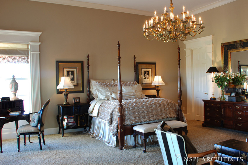 Immagine di una camera degli ospiti classica con pareti beige e moquette