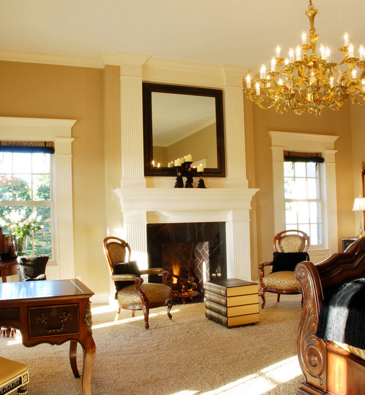 Inspiration pour une chambre traditionnelle avec un mur beige, une cheminée standard et un manteau de cheminée en bois.