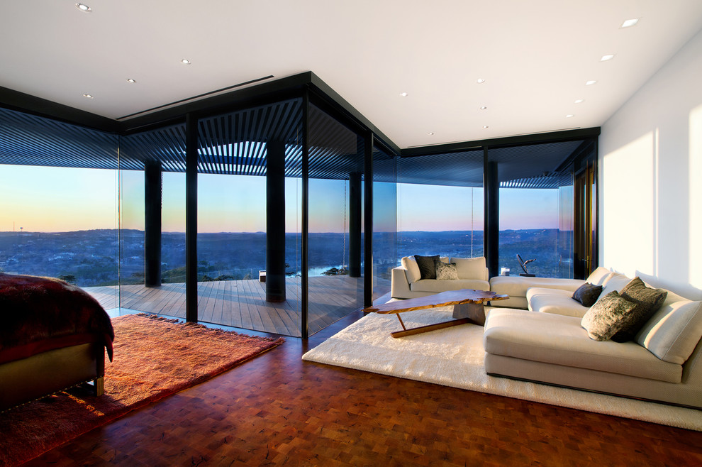 Großes Modernes Hauptschlafzimmer ohne Kamin mit weißer Wandfarbe und braunem Holzboden in Austin