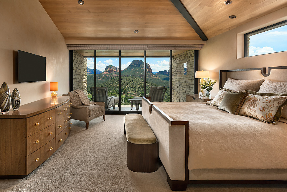 На фото: хозяйская спальня среднего размера в стиле фьюжн с бежевыми стенами и ковровым покрытием без камина