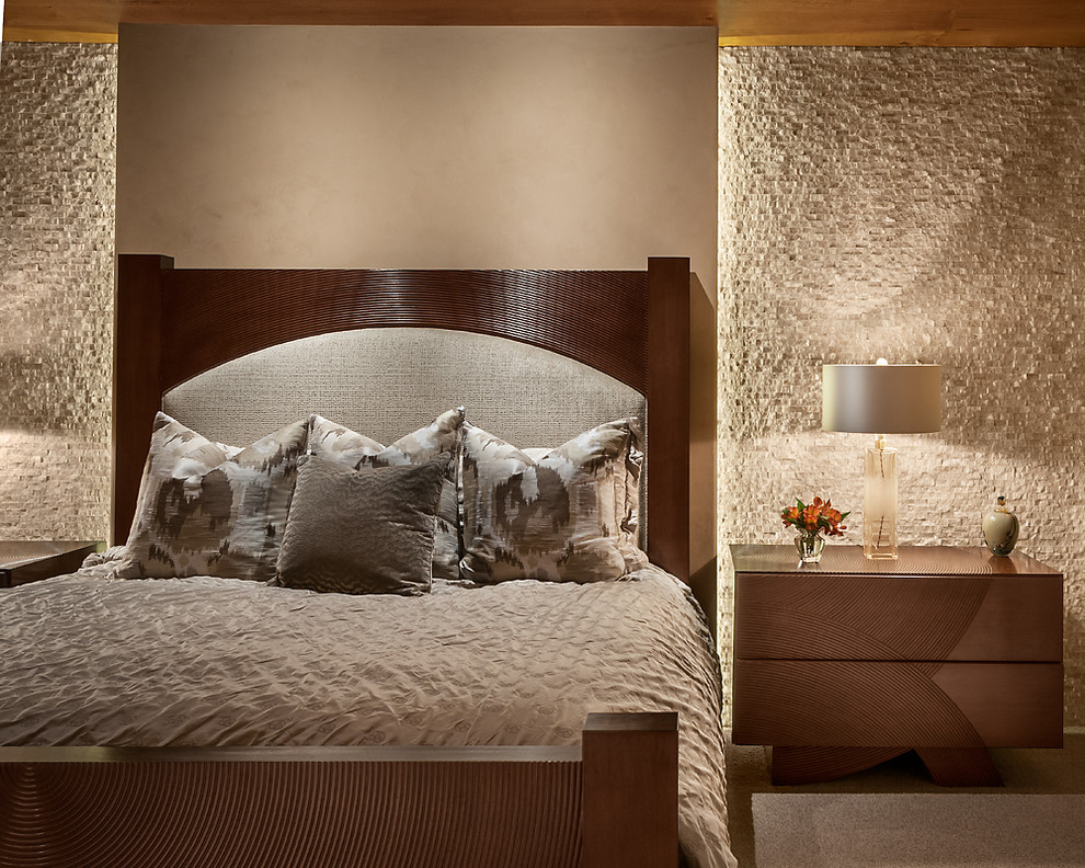 他の地域にある広いコンテンポラリースタイルのおしゃれな客用寝室 (ベージュの壁、カーペット敷き、暖炉なし) のインテリア