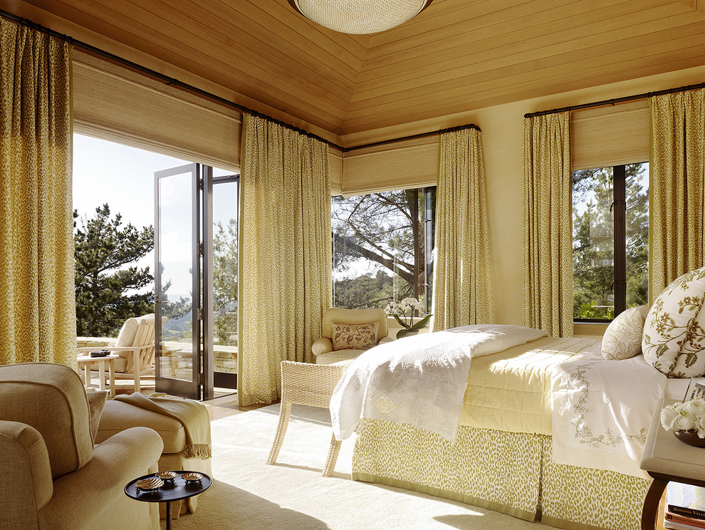 Bild på ett medelhavsstil sovrum, med beige väggar