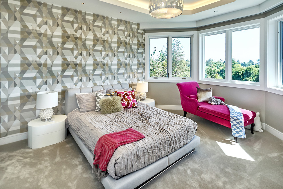 Réalisation d'une grande chambre avec moquette grise et rose design avec un mur gris et un sol gris.