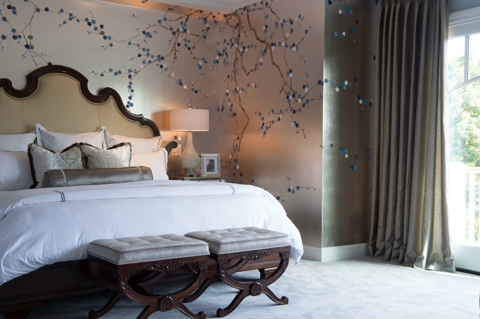 На фото: хозяйская спальня среднего размера в стиле неоклассика (современная классика) с разноцветными стенами, ковровым покрытием и белым полом без камина