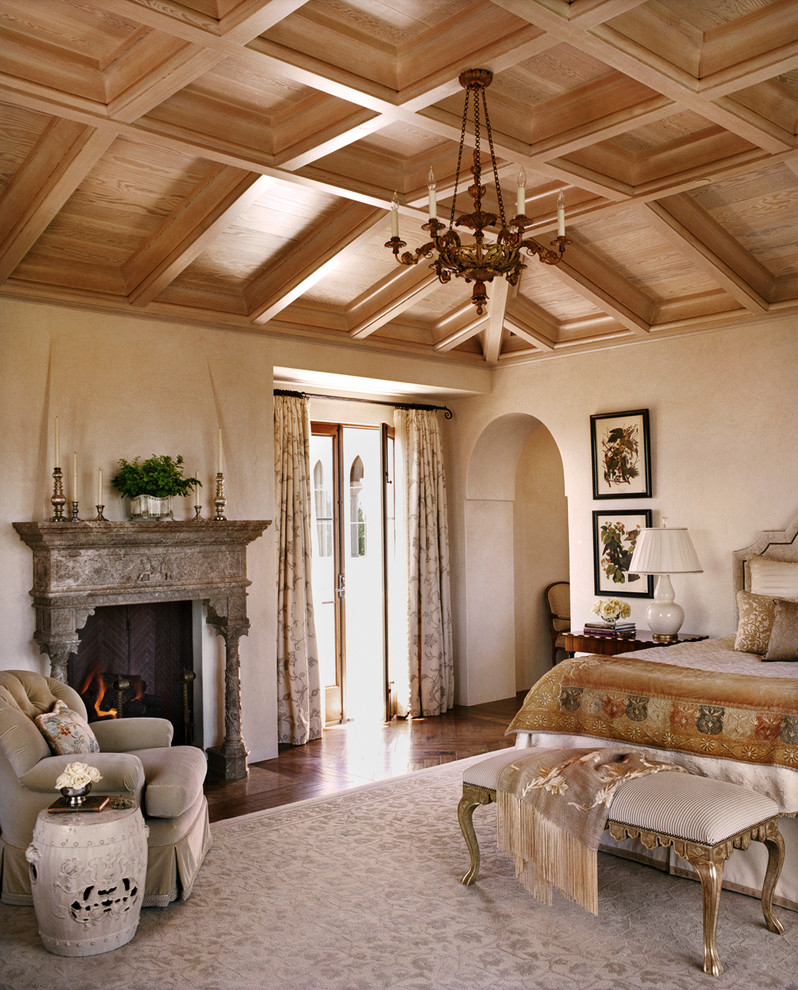Mediterranes Hauptschlafzimmer mit beiger Wandfarbe, braunem Holzboden und Kamin in San Francisco