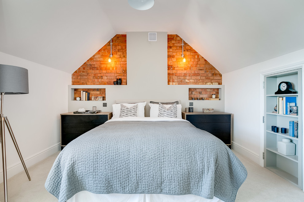 Immagine di una camera da letto contemporanea con pareti bianche, moquette e pavimento bianco