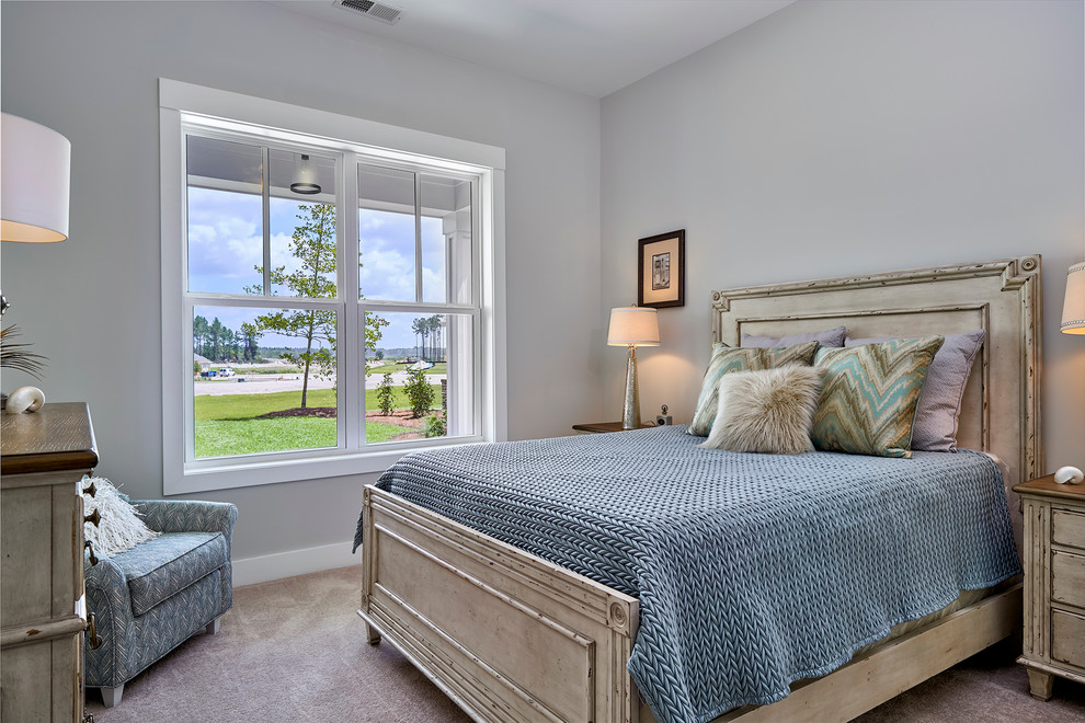 Источник вдохновения для домашнего уюта: спальня в классическом стиле с серыми стенами и ковровым покрытием