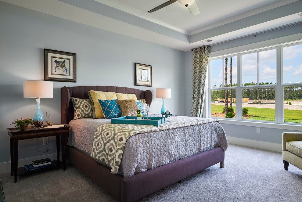 Klassisches Schlafzimmer mit blauer Wandfarbe und Teppichboden in Atlanta