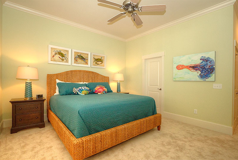 Immagine di una camera degli ospiti stile marinaro di medie dimensioni con pareti verdi, moquette e nessun camino