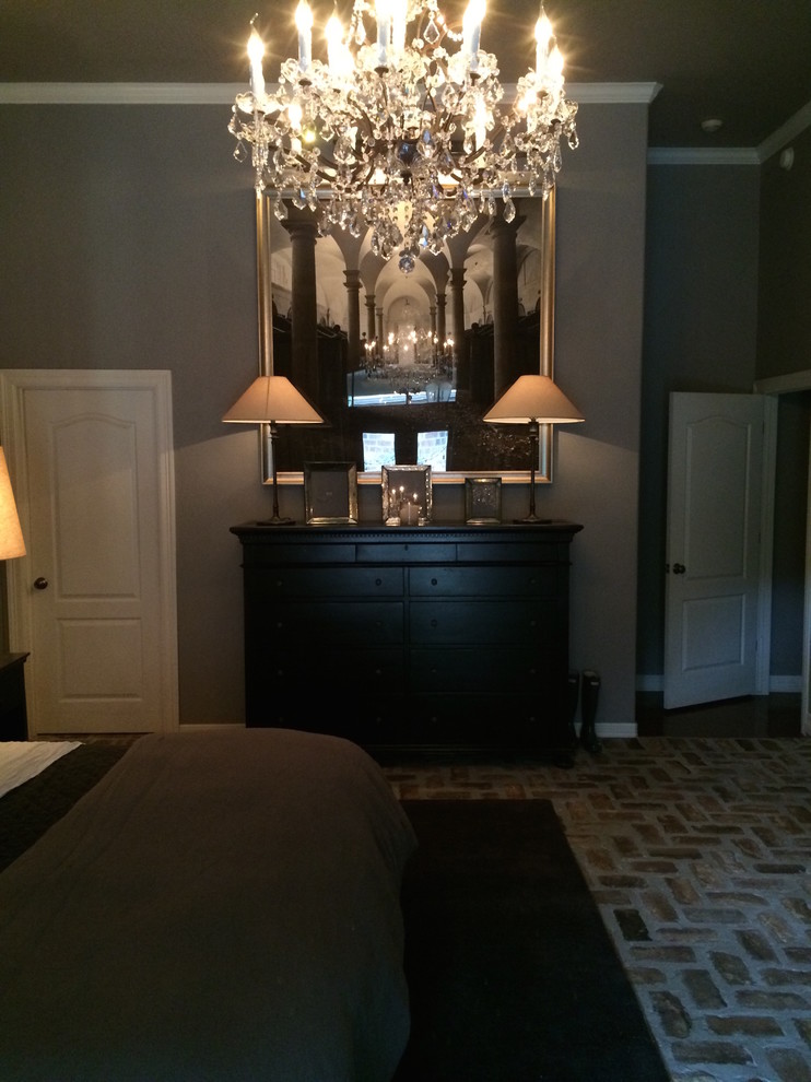 Shabby-Look Hauptschlafzimmer mit grauer Wandfarbe und Backsteinboden in Houston
