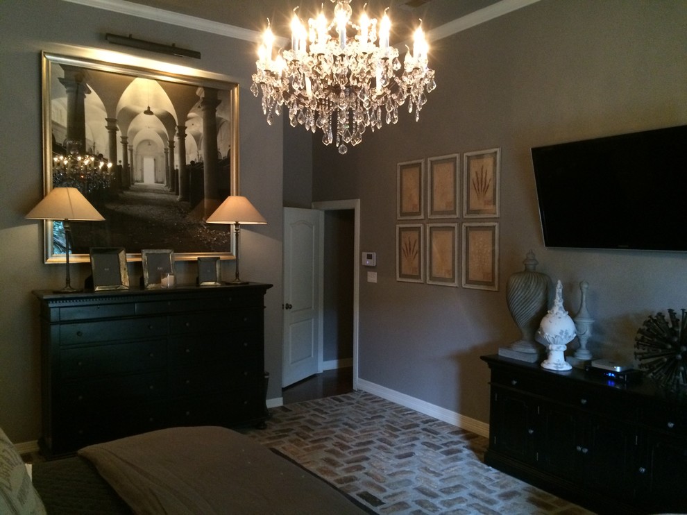 Shabby-Look Hauptschlafzimmer mit grauer Wandfarbe und Backsteinboden in Houston