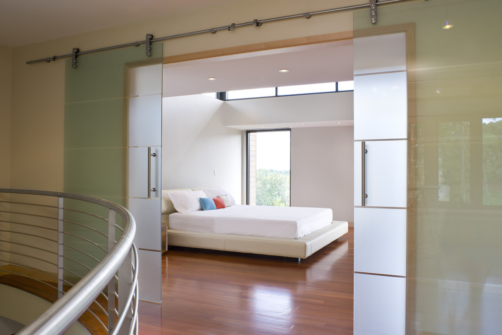 Idee per una camera da letto minimal con pareti bianche