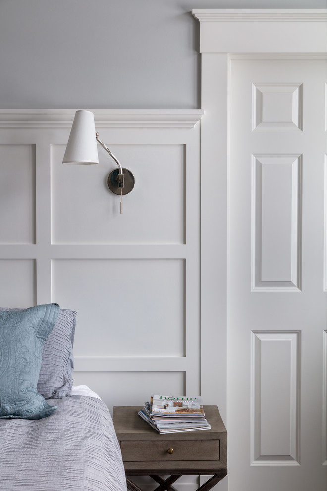 Imagen de dormitorio principal clásico renovado de tamaño medio con paredes azules, suelo de madera oscura y suelo marrón