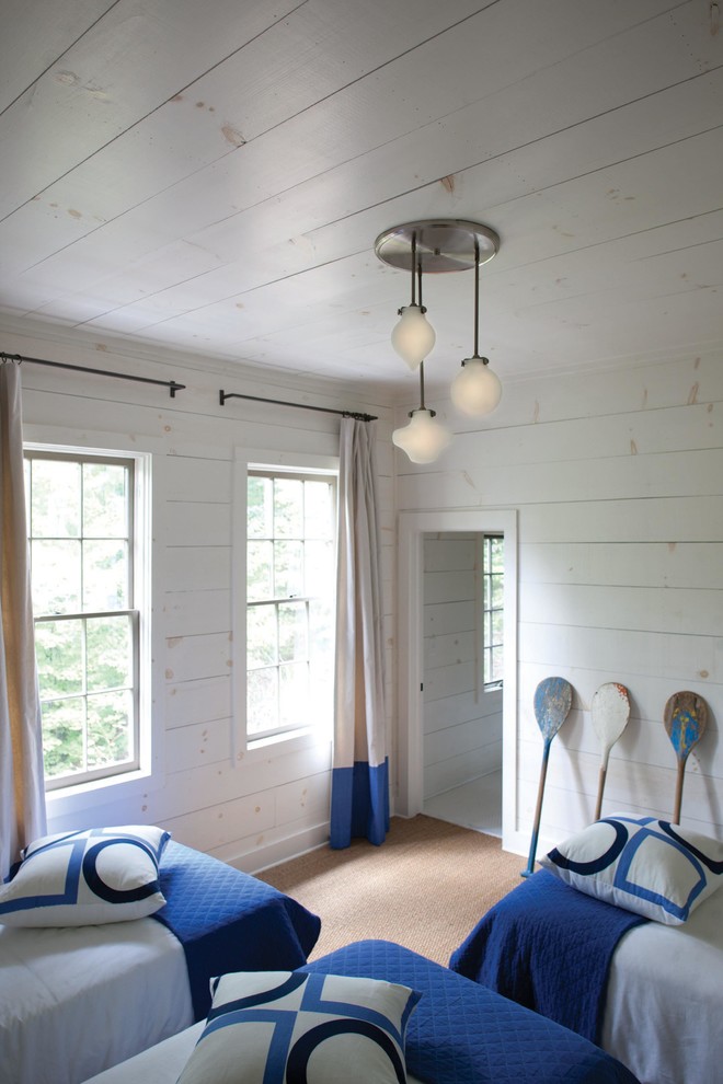 Immagine di una camera degli ospiti stile marino di medie dimensioni con pareti bianche, moquette, nessun camino e pavimento marrone