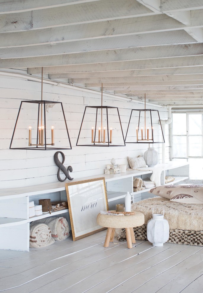 Cette photo montre une chambre parentale nature de taille moyenne avec un mur blanc, parquet peint, aucune cheminée et un sol blanc.