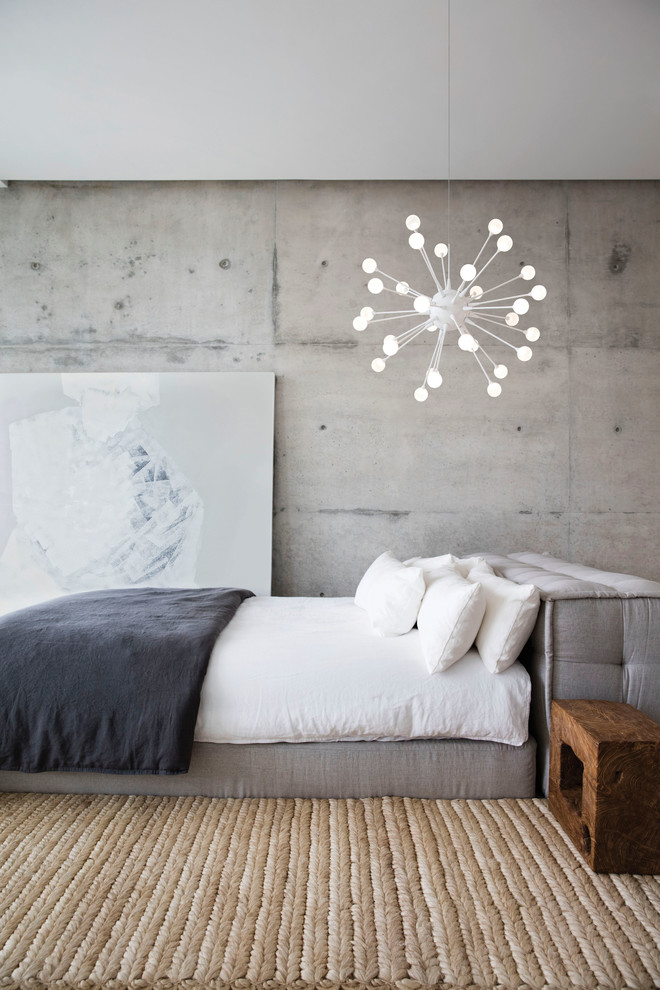 Идея дизайна: спальня на мансарде в стиле лофт с серыми стенами и коричневым полом