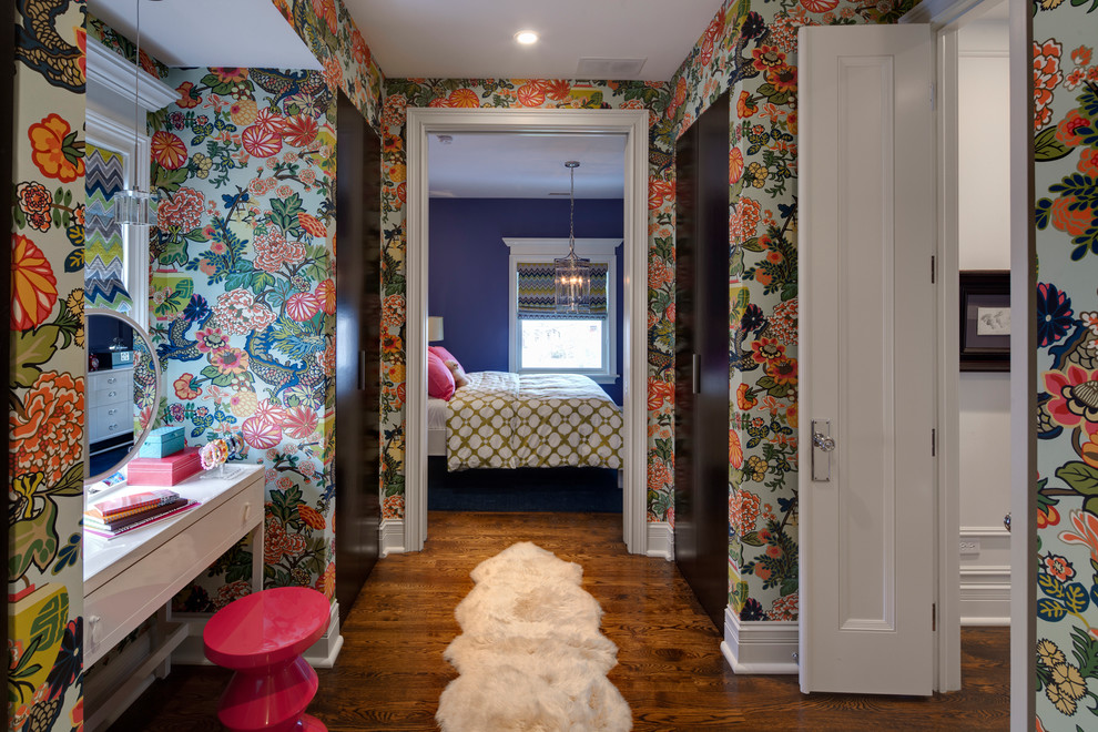 Klassisches Schlafzimmer mit blauer Wandfarbe und braunem Holzboden in Chicago