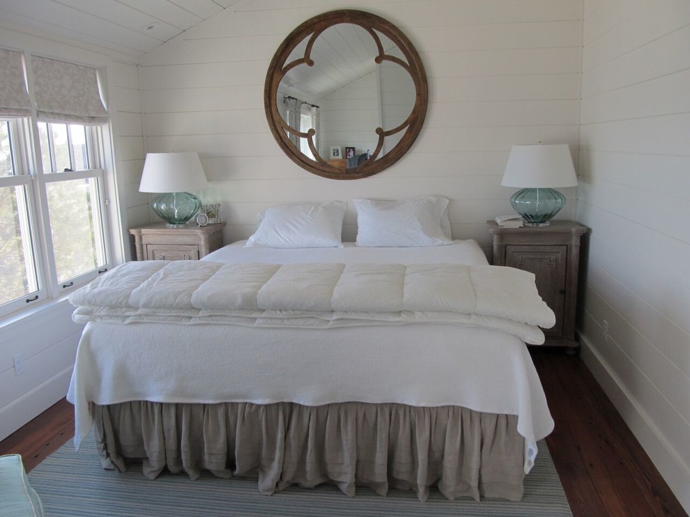 Exemple d'une petite chambre d'amis chic avec un mur blanc, un sol en bois brun et aucune cheminée.