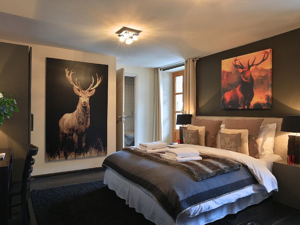 Идея дизайна: хозяйская спальня среднего размера в стиле модернизм с серыми стенами и темным паркетным полом