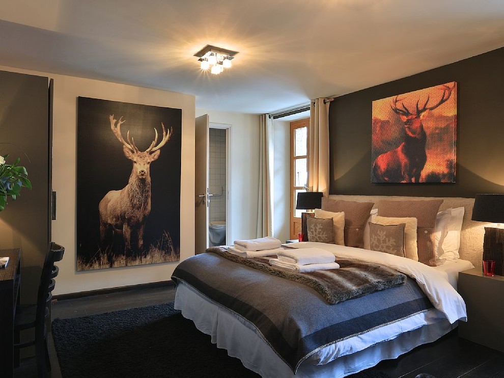 Cette photo montre une chambre parentale moderne de taille moyenne avec un mur gris et parquet foncé.