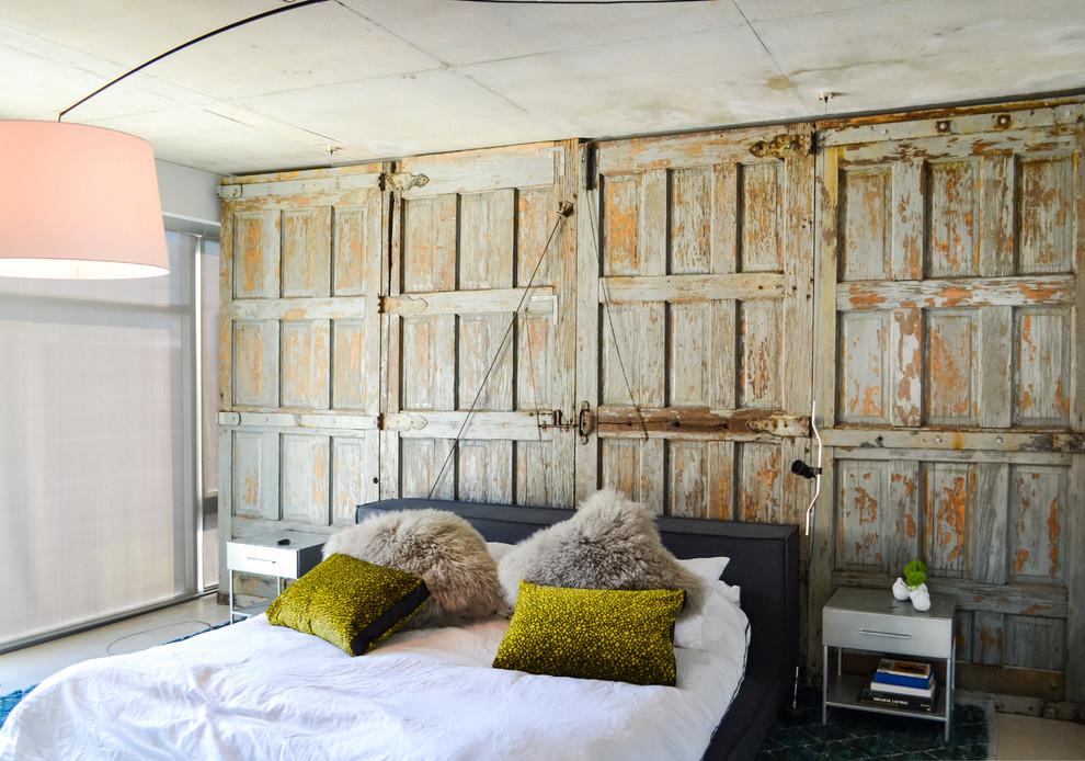 Стильный дизайн: большая хозяйская спальня в стиле лофт с светлым паркетным полом и белыми стенами без камина - последний тренд