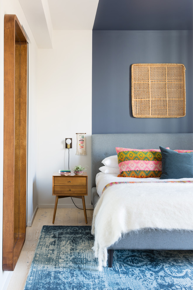 Источник вдохновения для домашнего уюта: хозяйская спальня в стиле ретро с светлым паркетным полом и разноцветными стенами без камина