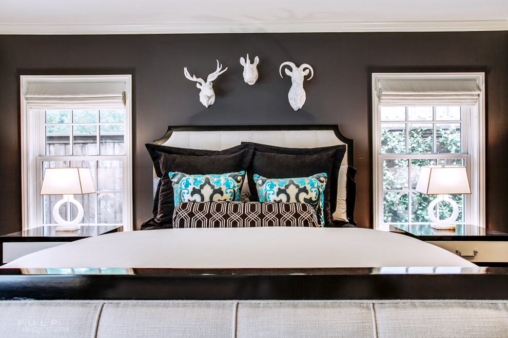 Idee per una camera da letto minimal con pareti nere e pavimento in legno massello medio