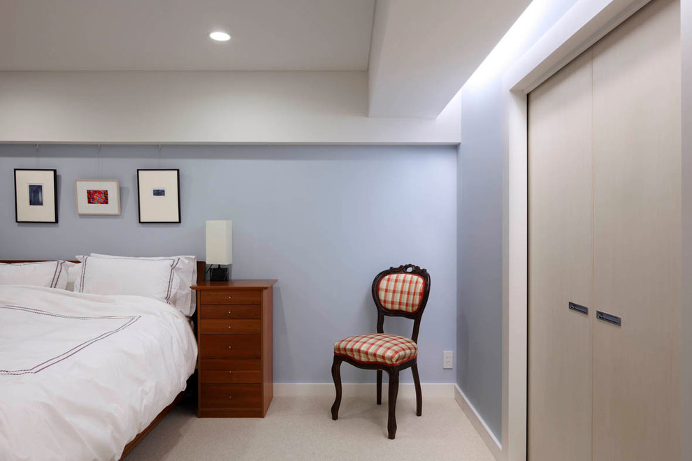 Ejemplo de dormitorio principal actual de tamaño medio con paredes azules y moqueta