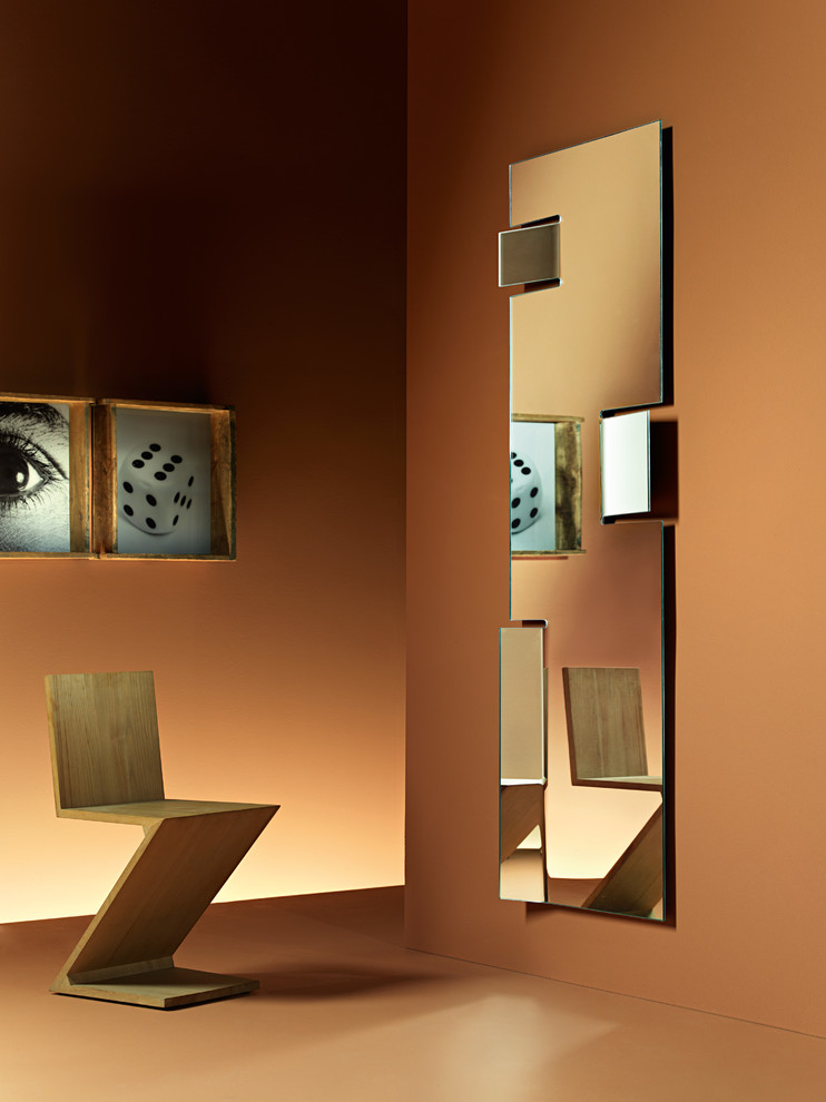 Идея дизайна: большая спальня на антресоли в современном стиле с оранжевыми стенами, бетонным полом и оранжевым полом