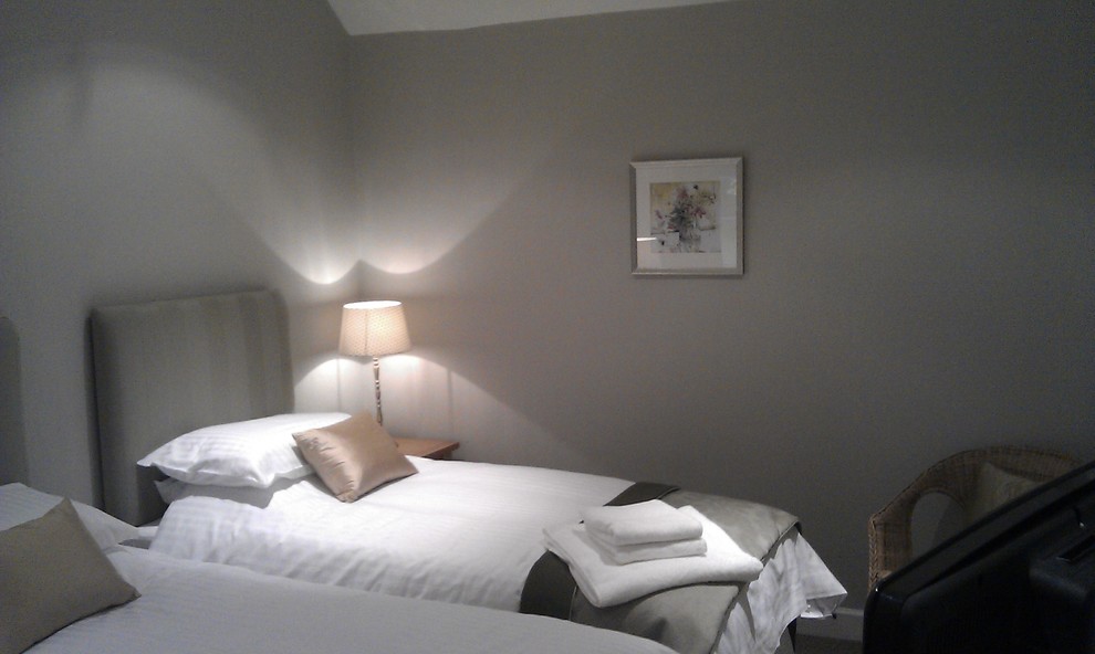 Foto de dormitorio principal campestre pequeño sin chimenea con paredes grises y moqueta