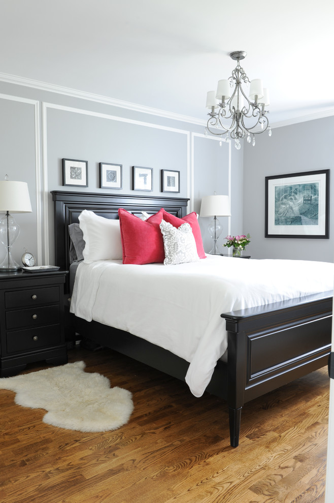 Imagen de dormitorio principal clásico pequeño sin chimenea con paredes grises y suelo de madera en tonos medios