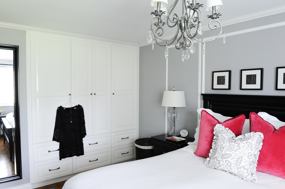 Diseño de dormitorio principal tradicional pequeño sin chimenea con paredes grises y suelo de madera en tonos medios