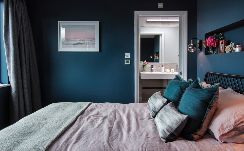 Источник вдохновения для домашнего уюта: хозяйская спальня среднего размера в современном стиле с синими стенами, темным паркетным полом и коричневым полом