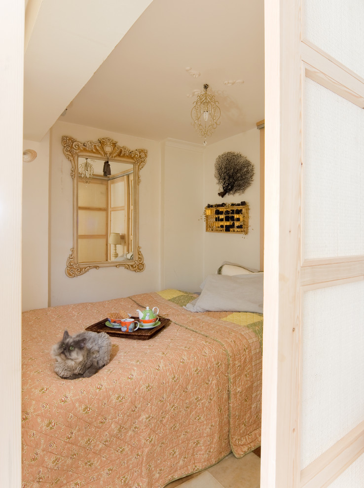 Стильный дизайн: спальня в стиле фьюжн с бежевыми стенами - последний тренд