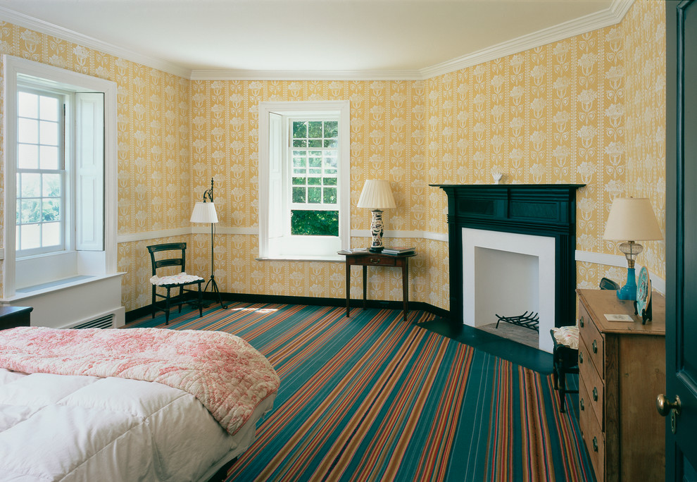 На фото: гостевая спальня среднего размера, (комната для гостей) в классическом стиле с бежевыми стенами, полом из керамической плитки, угловым камином и фасадом камина из штукатурки с