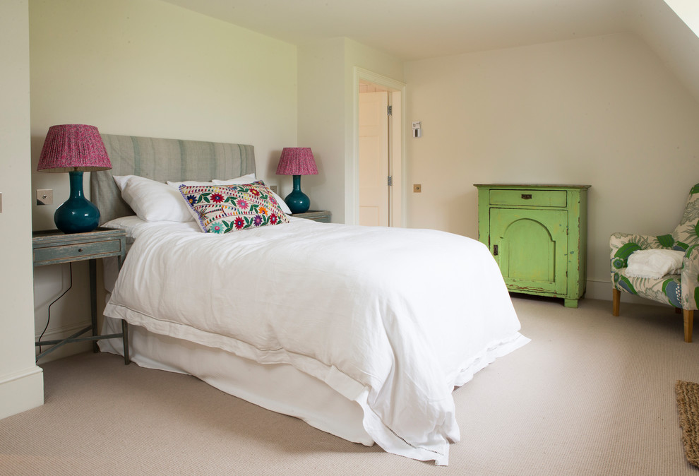Imagen de habitación de invitados de estilo de casa de campo de tamaño medio con paredes blancas, moqueta y suelo beige