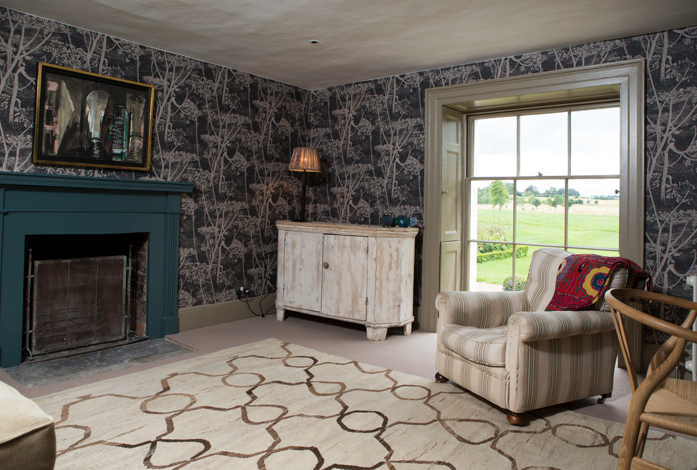 オックスフォードシャーにある中くらいなカントリー風のおしゃれな客用寝室 (黒い壁、カーペット敷き、木材の暖炉まわり、ベージュの床) のレイアウト