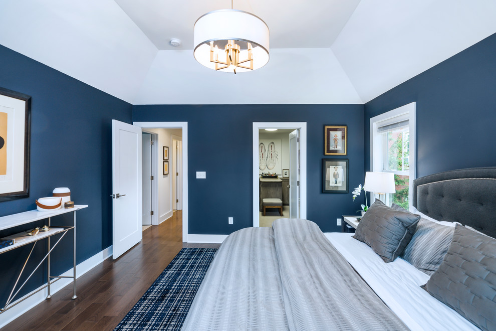 Mittelgroßes Klassisches Hauptschlafzimmer mit blauer Wandfarbe, dunklem Holzboden und braunem Boden in Philadelphia