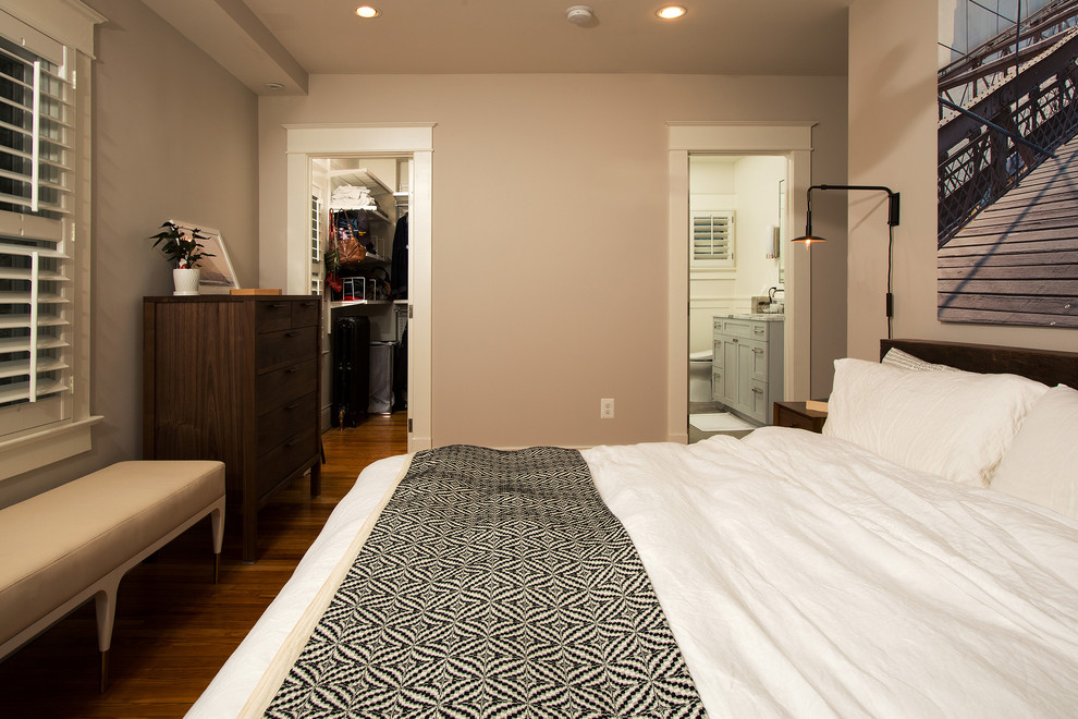 Idées déco pour une chambre parentale classique de taille moyenne avec un mur beige et un sol en bois brun.