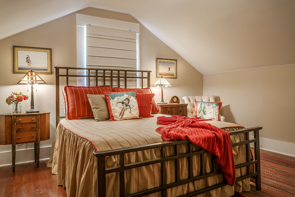 Foto de dormitorio de estilo americano de tamaño medio sin chimenea con paredes beige y suelo de madera oscura